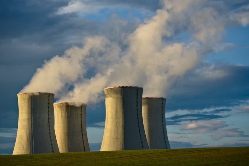 Installation nucléaire avec tours de refroidissement